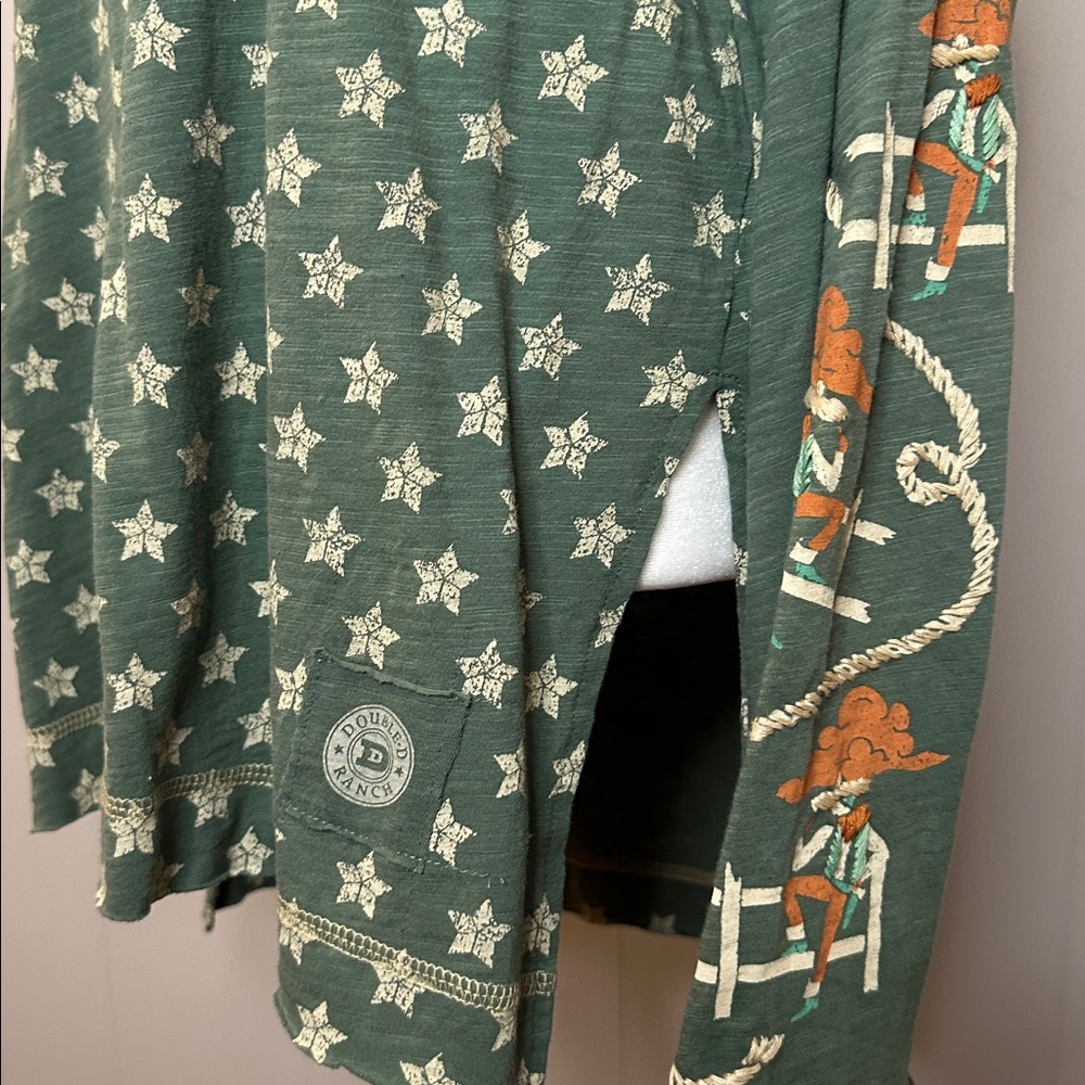 🐎 Double D Ranch Cowboys Up My Sleeve Top Boho Western Bohemian NWT Long Sleeve - Picture 13 of 13